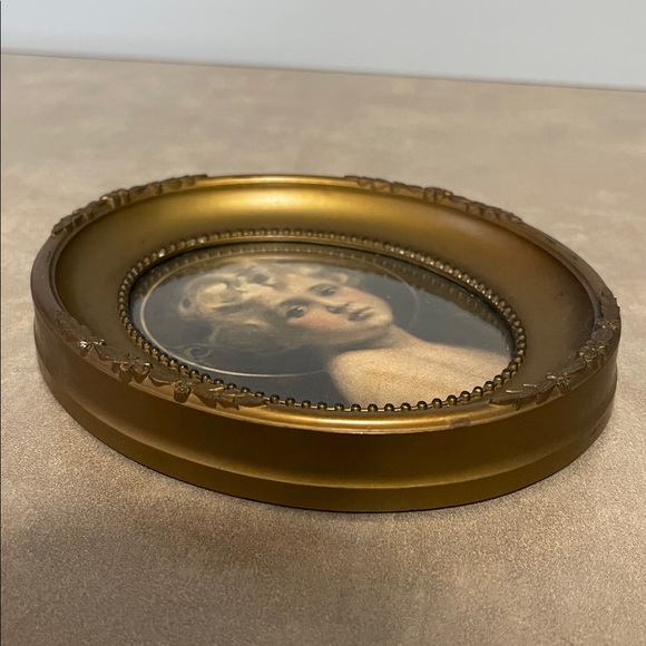 Vintage Oval Framed Portraits - Picture 6 of 13